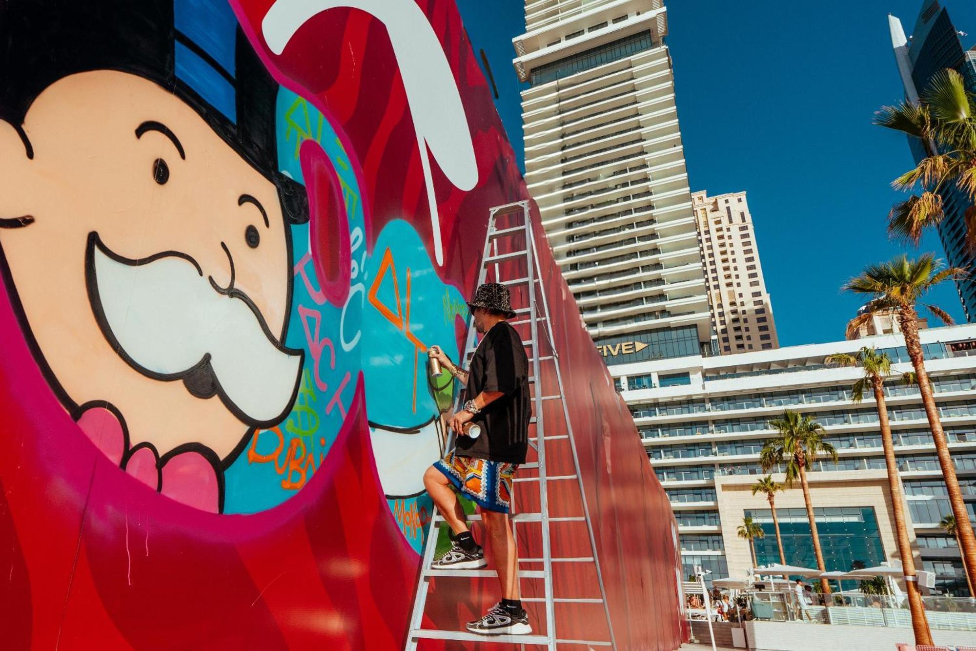 Hotel Five Luxe Dubai Esterno foto Artist working on a mural at the MGM Grand