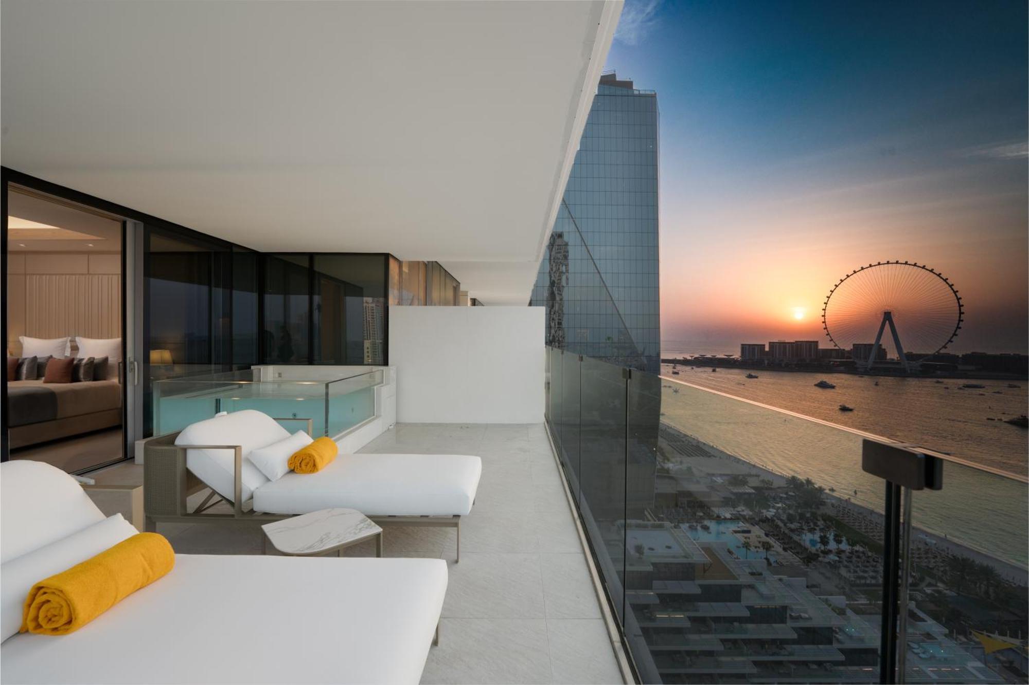 Hotel Five Luxe Dubai Esterno foto View of the Dubai Eye from the hotel
