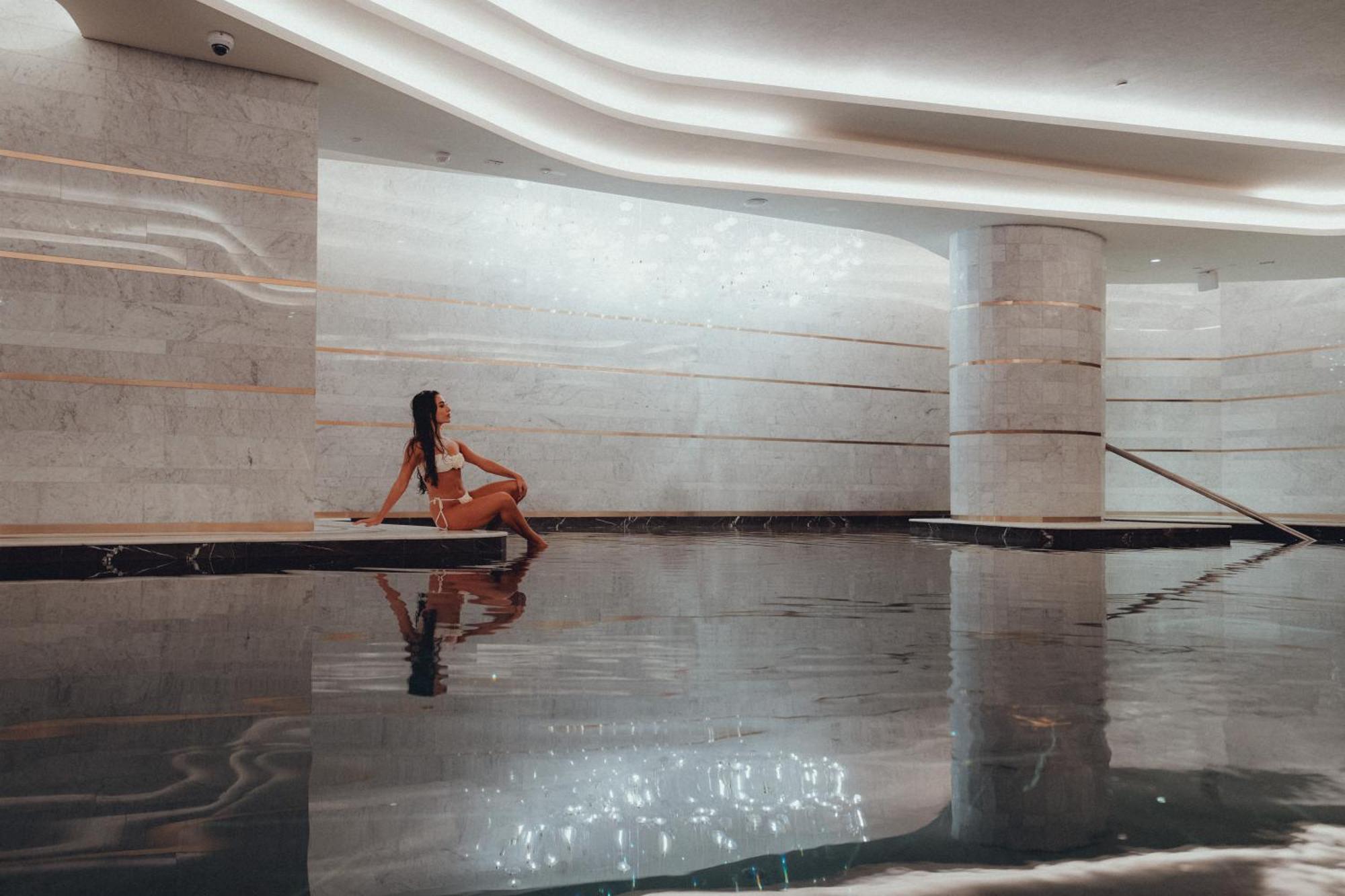 Hotel Five Luxe Dubai Esterno foto The pool at the spa