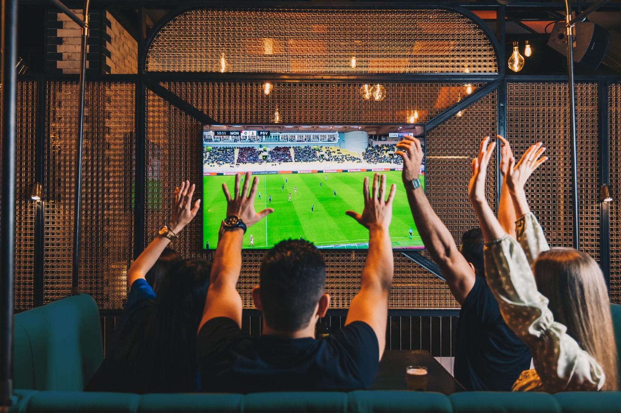 Hotel Five Luxe Dubai Esterno foto Watching a game on television