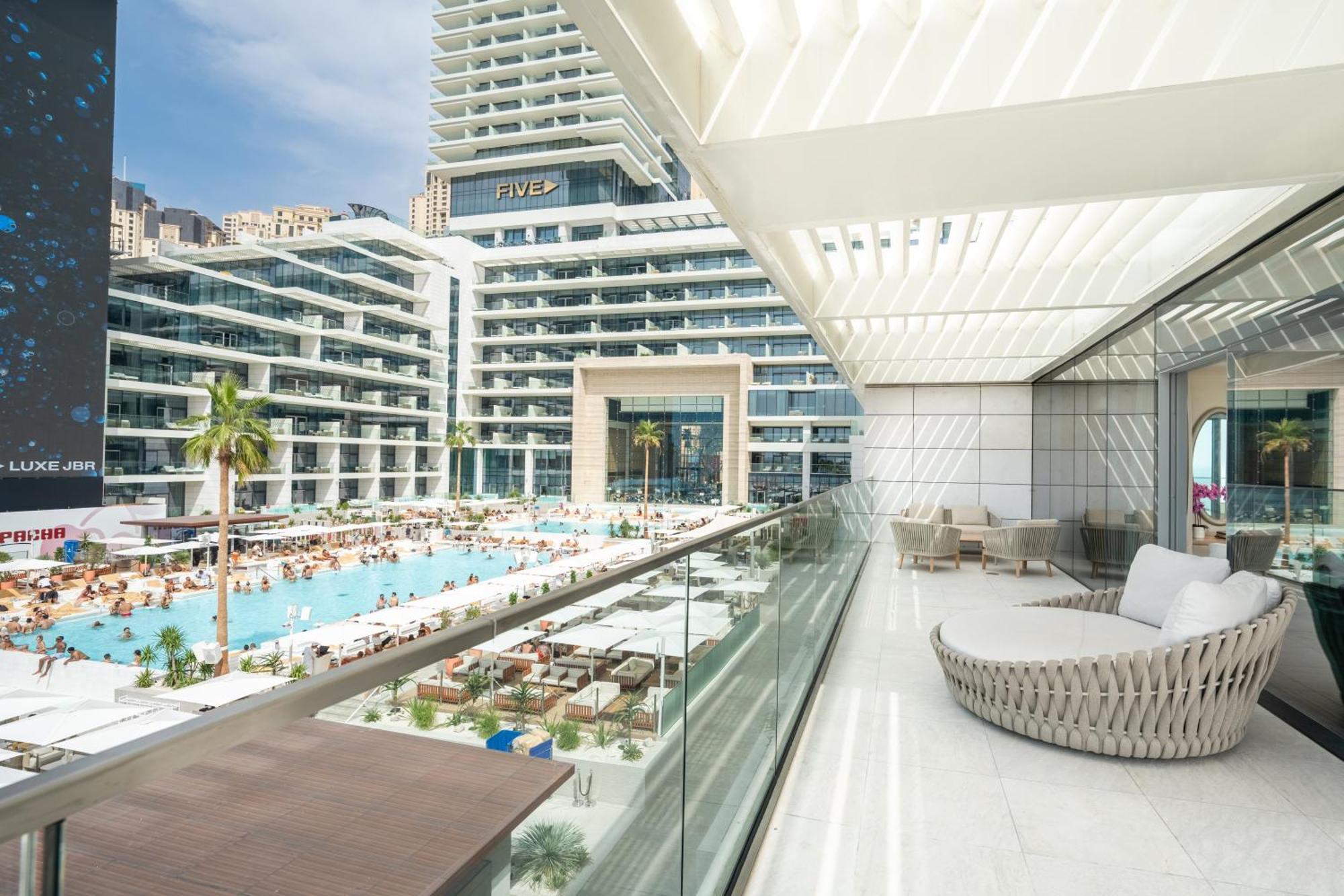 Hotel Five Luxe Dubai Esterno foto The pool at the Hilton Athens