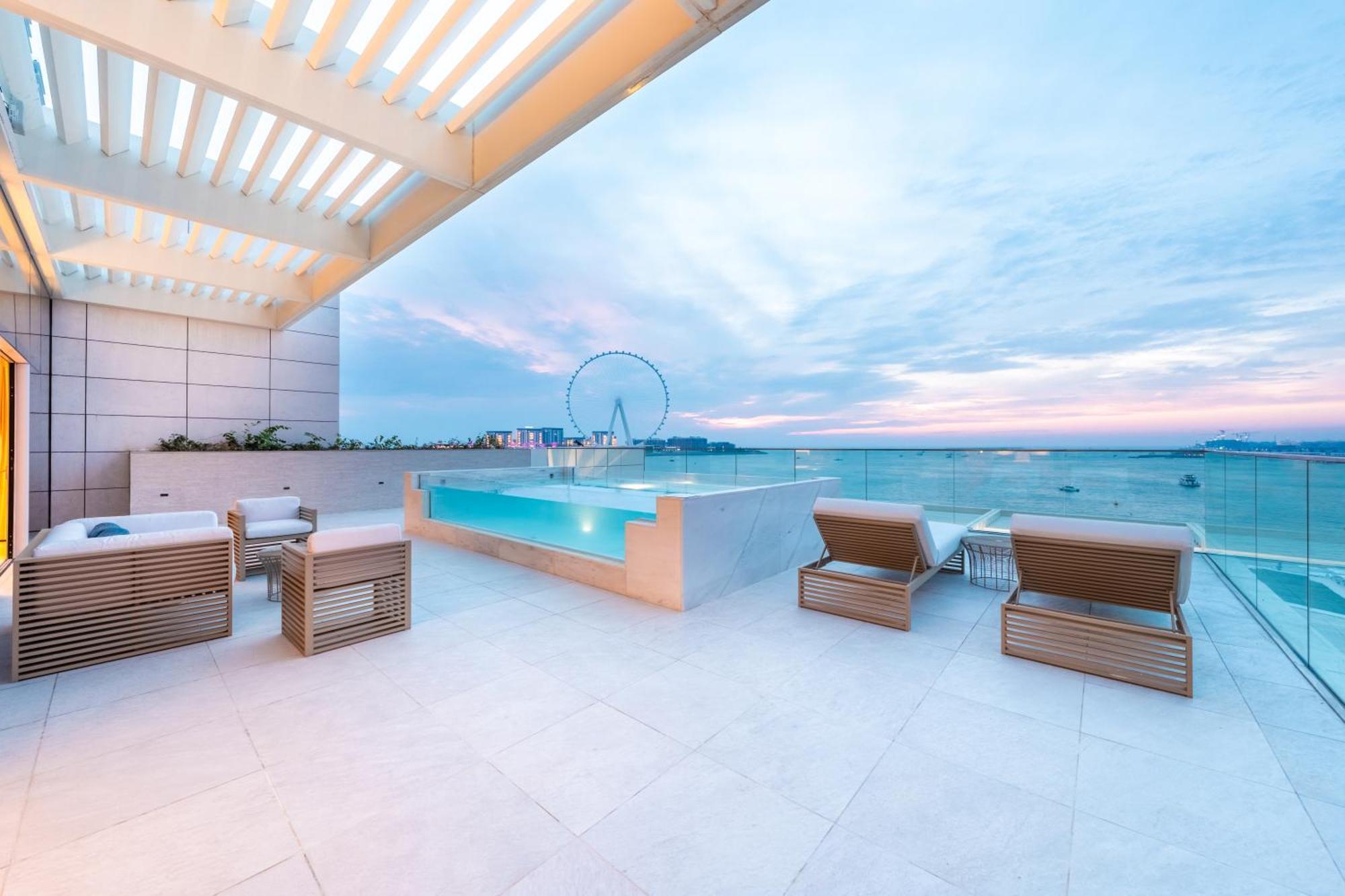 Hotel Five Luxe Dubai Esterno foto The rooftop pool at the hotel