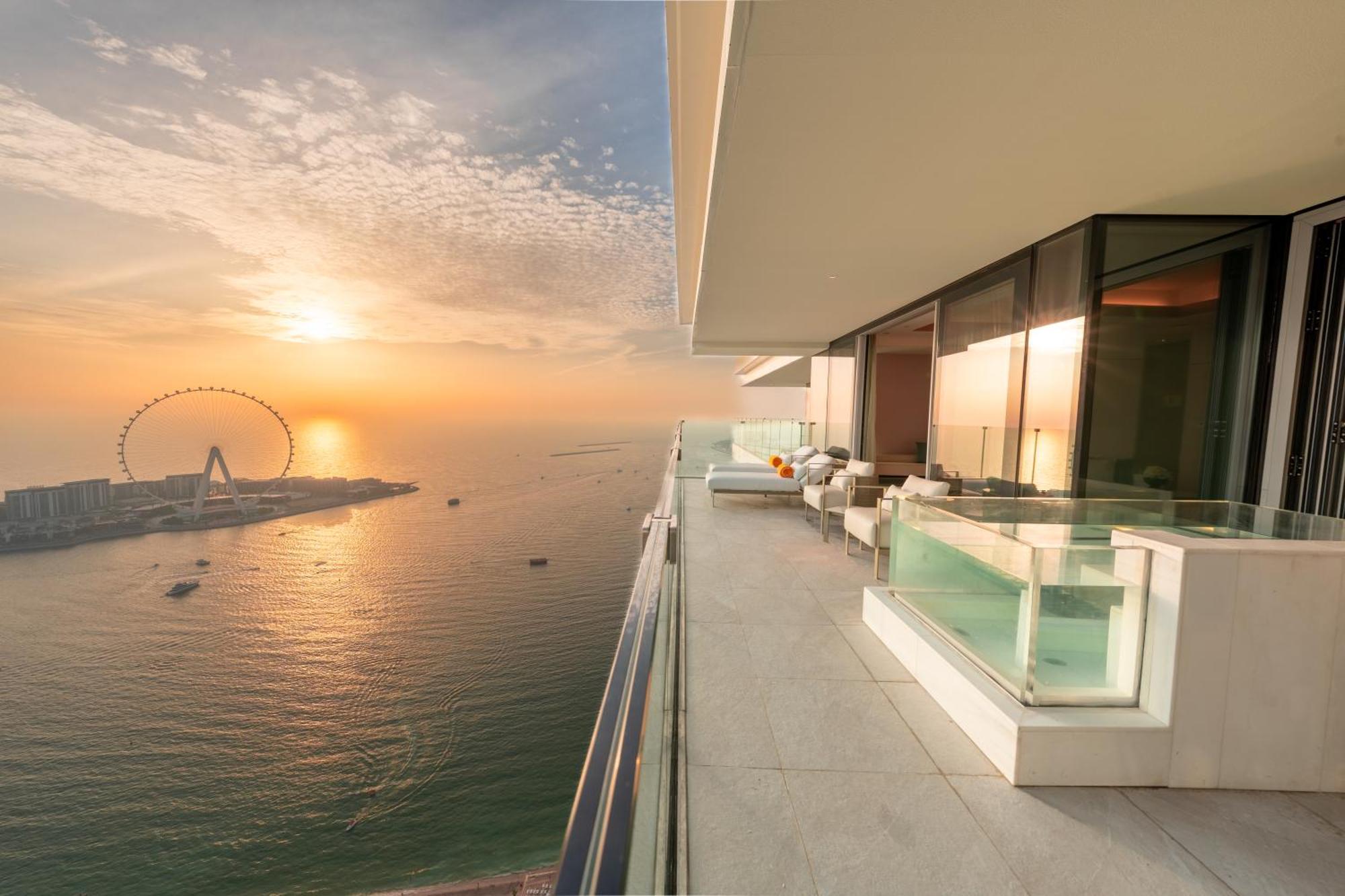 Hotel Five Luxe Dubai Esterno foto View of the Dubai Marina from the balcony of a Jumeirah at the Beach apartment
