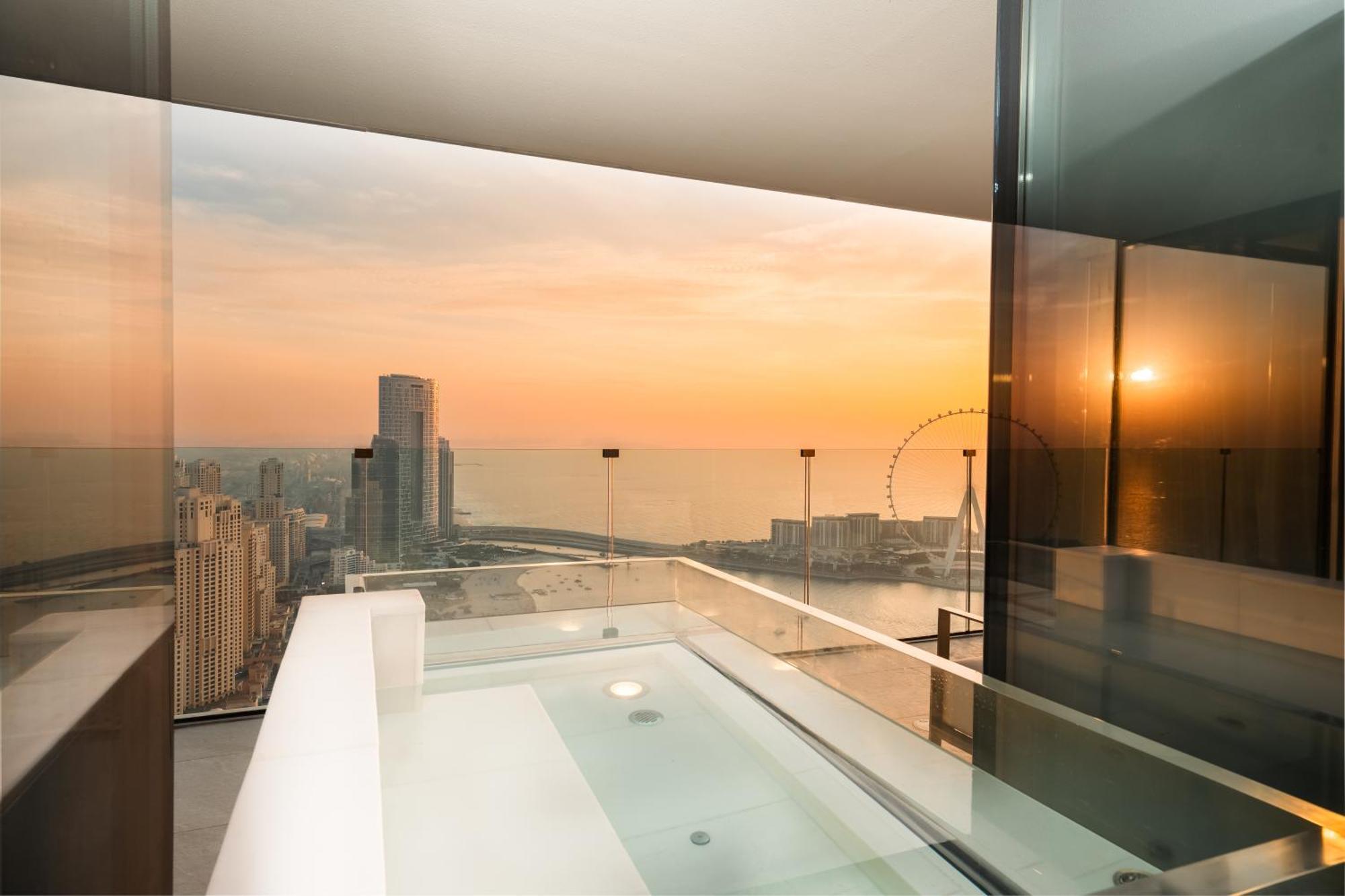Hotel Five Luxe Dubai Esterno foto The view from the bathroom of a suite at the Marina Bay Sands