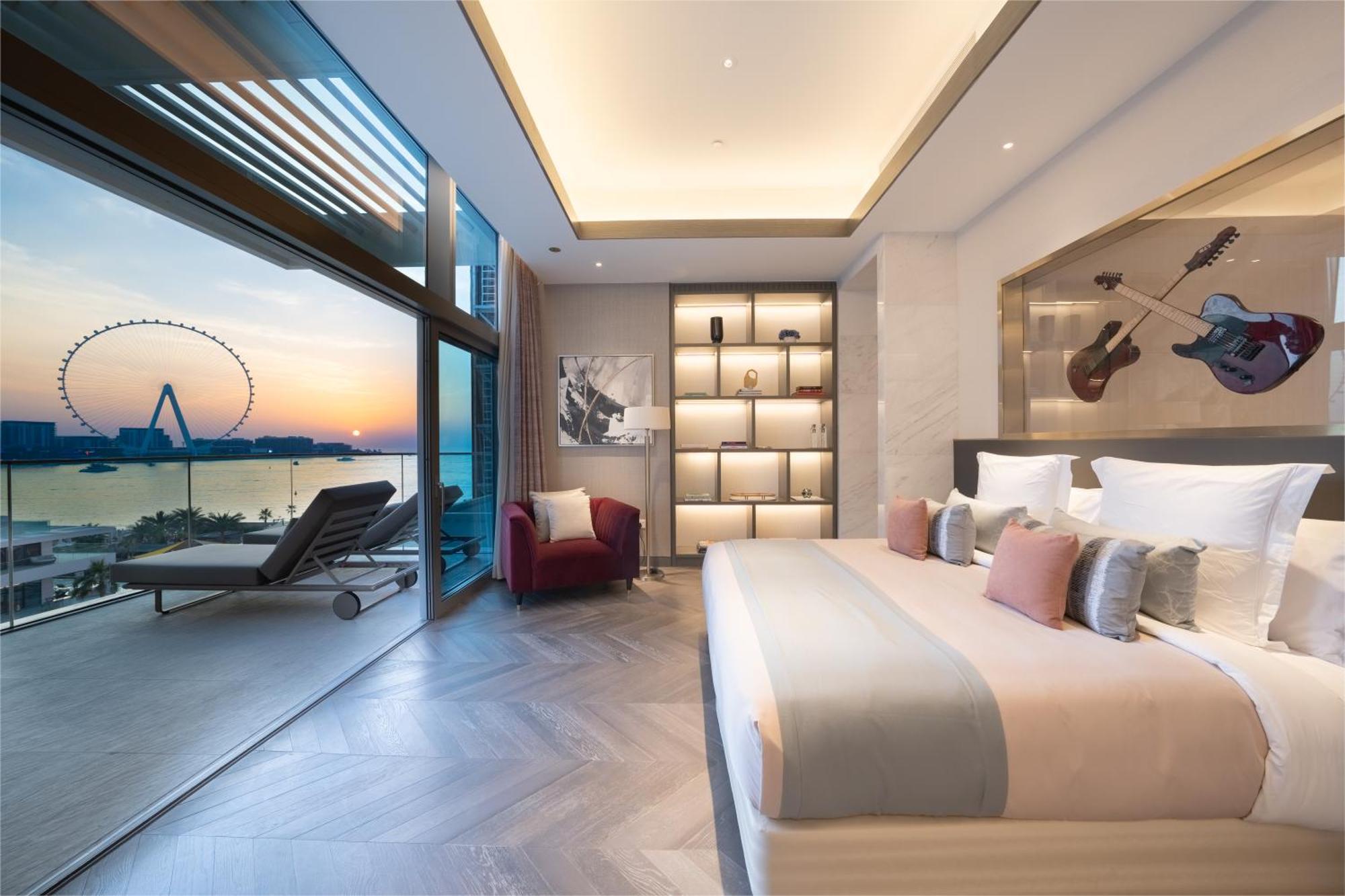 Hotel Five Luxe Dubai Esterno foto The bedroom of a Sky Suite