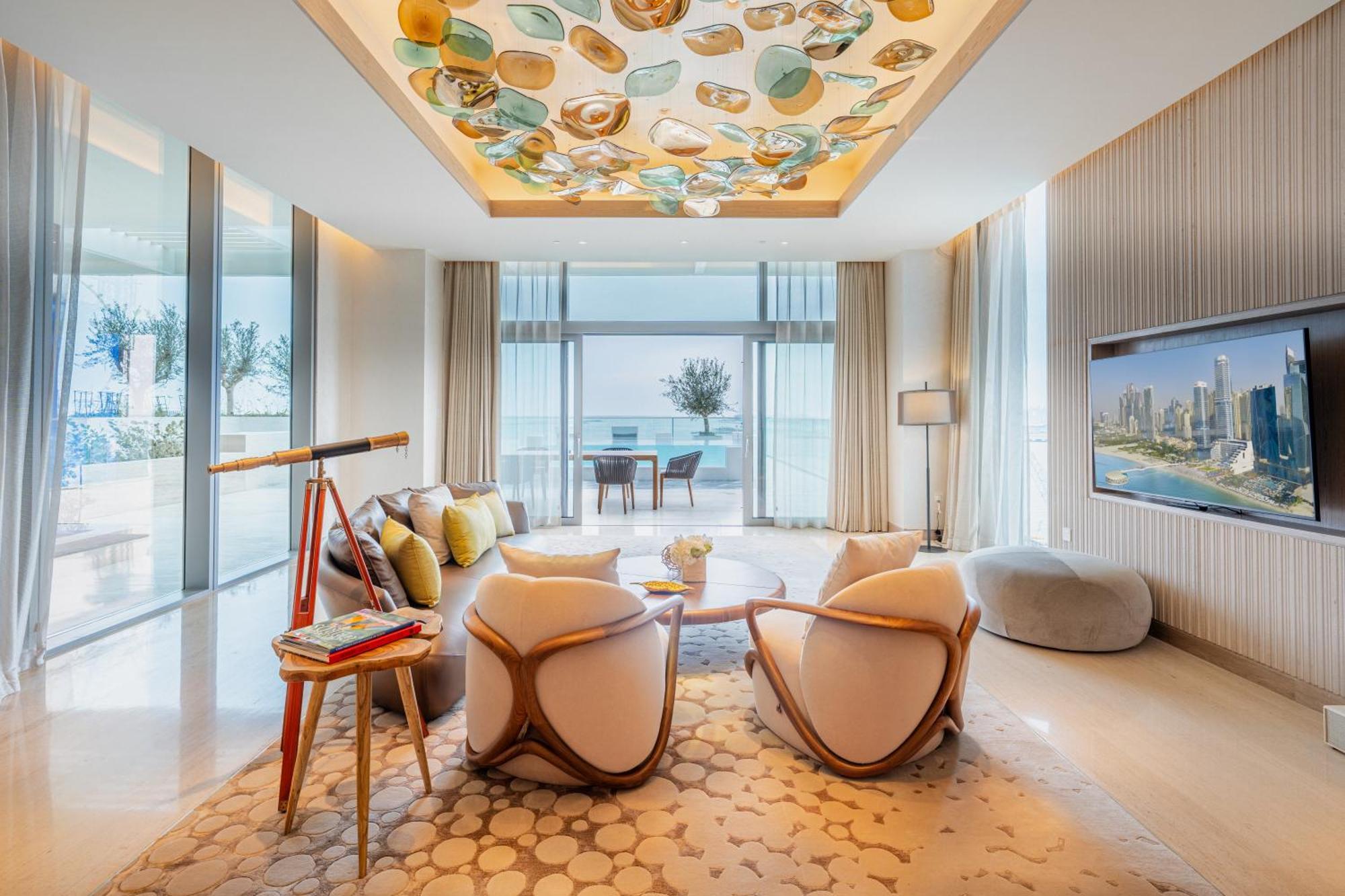Hotel Five Luxe Dubai Esterno foto The living room of a three-bedroom apartment