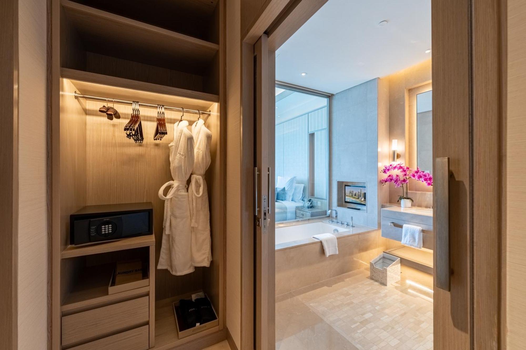 Hotel Five Luxe Dubai Esterno foto Bathroom