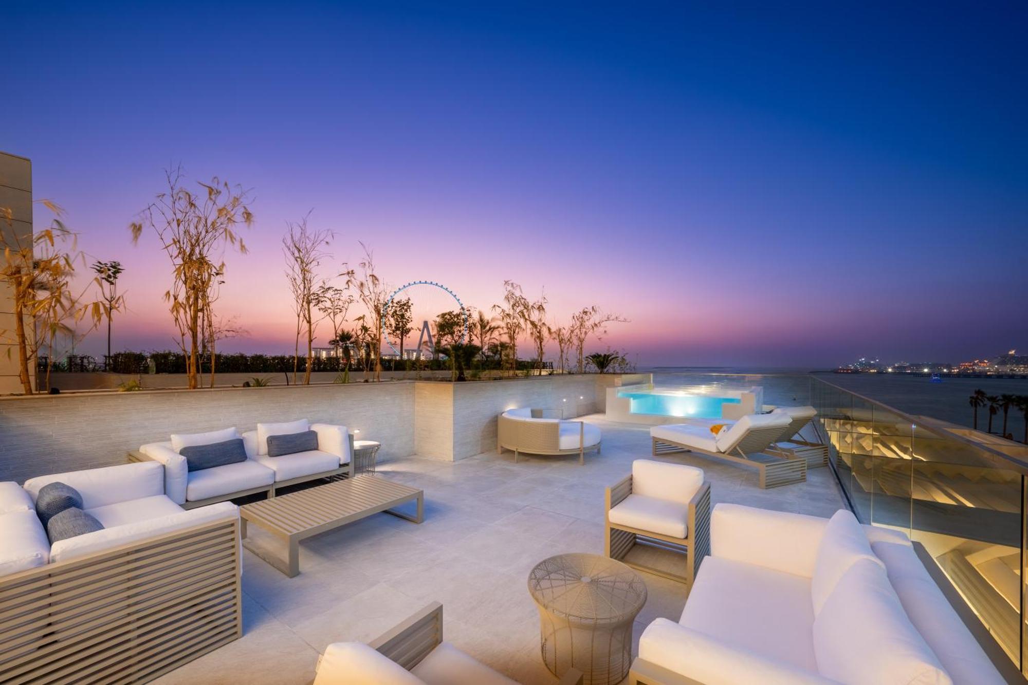 Hotel Five Luxe Dubai Esterno foto Rooftop pool at the Westin