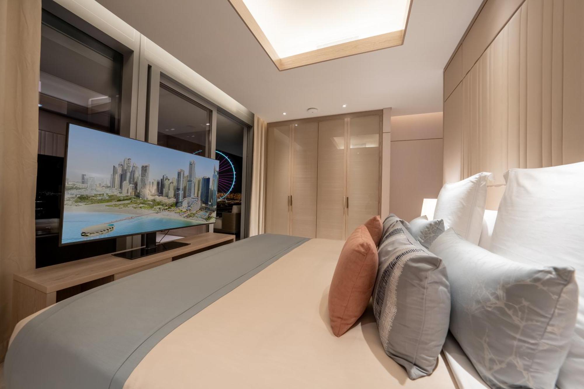 Hotel Five Luxe Dubai Esterno foto A bedroom in the Ritz-Carlton, DIFC