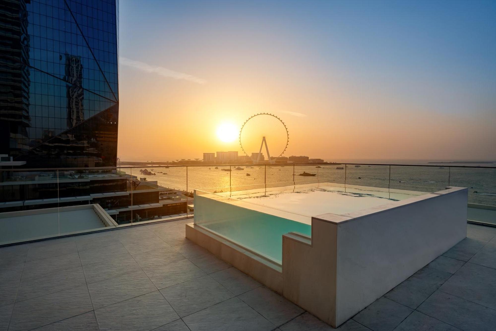Hotel Five Luxe Dubai Esterno foto View of the Dubai Eye from the Address Sky Pool
