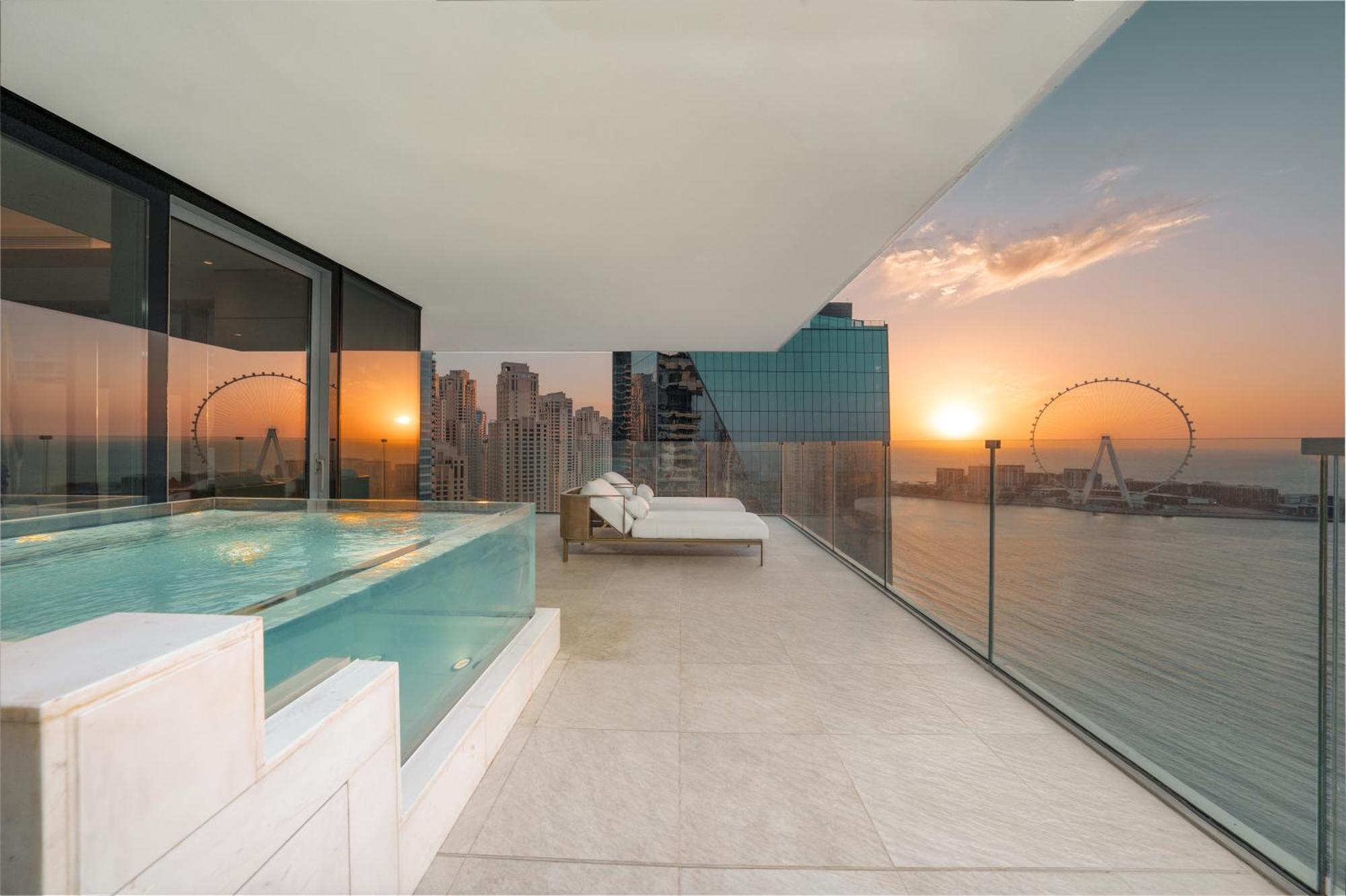 Hotel Five Luxe Dubai Esterno foto Sky Pool at The View