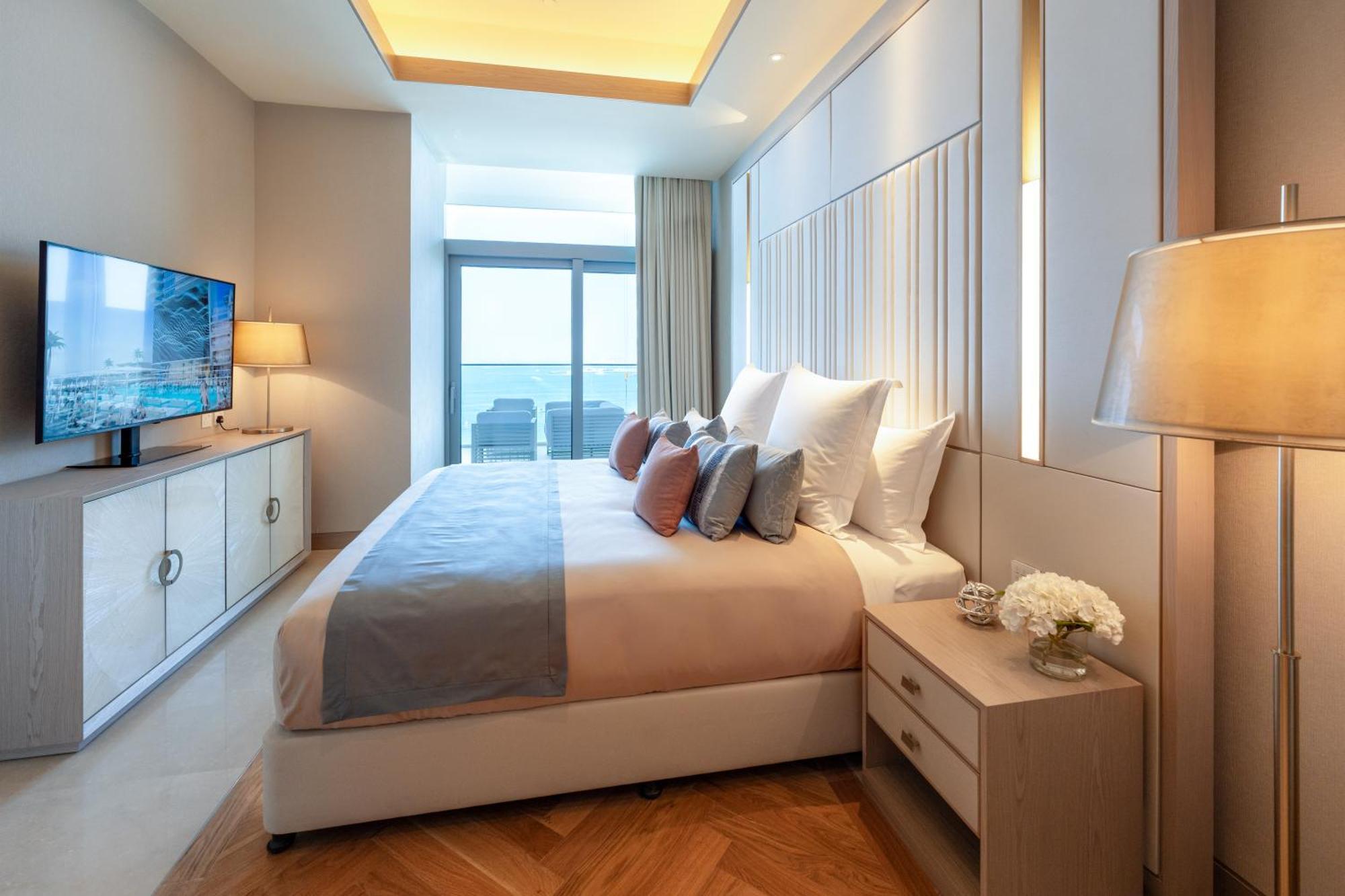 Hotel Five Luxe Dubai Esterno foto A bedroom at the hotel
