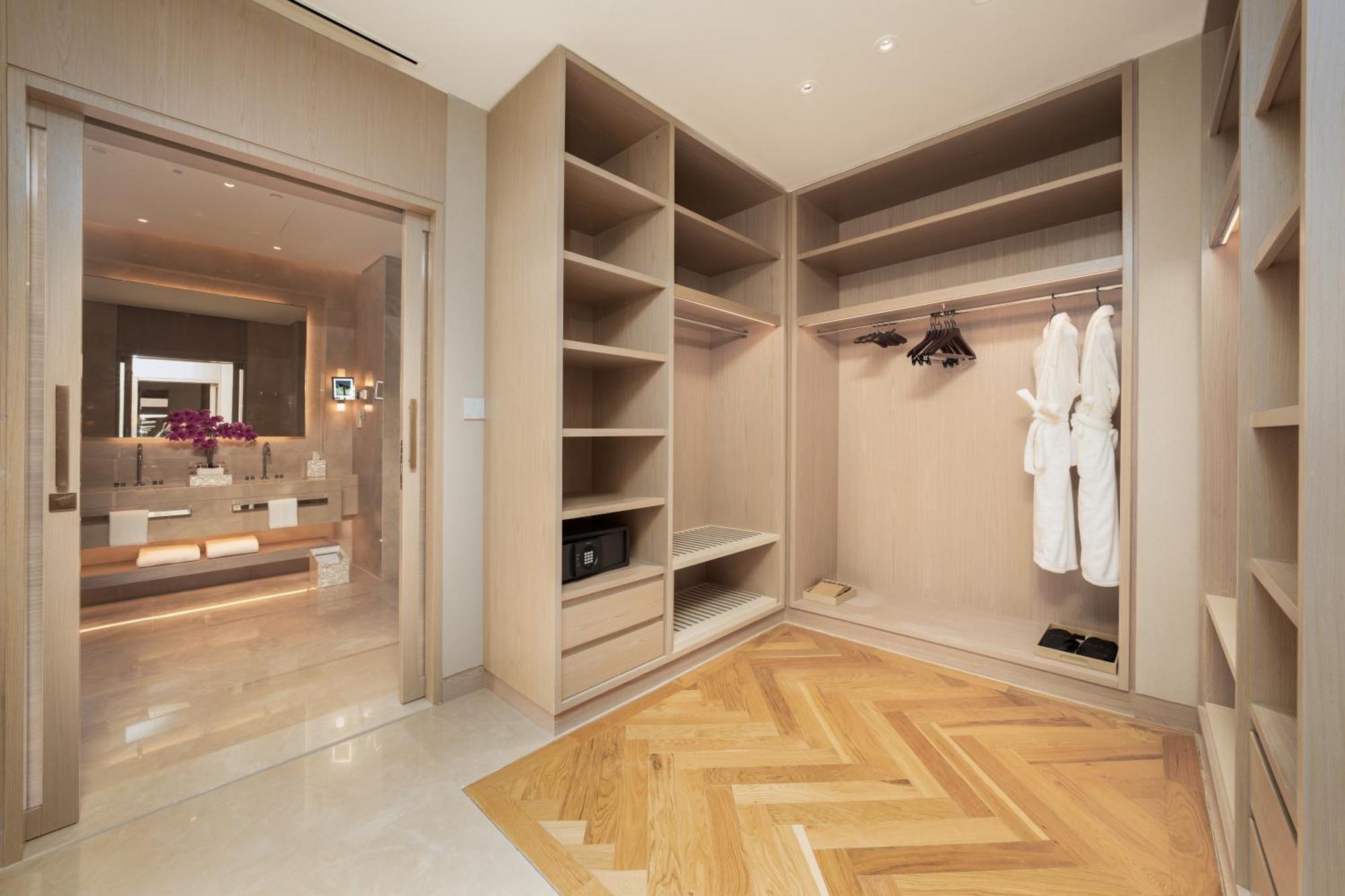 Hotel Five Luxe Dubai Esterno foto A walk-in closet