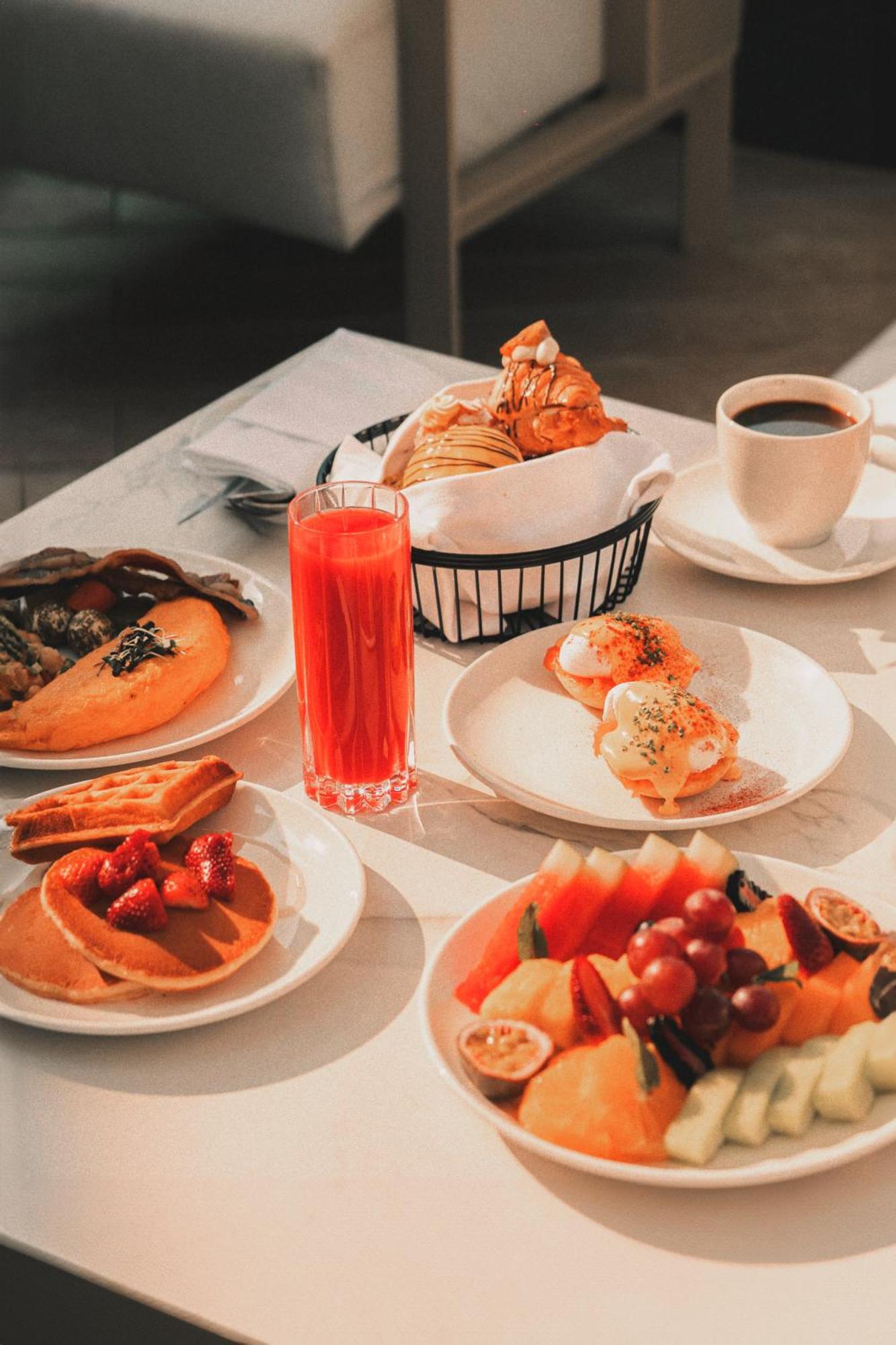 Hotel Five Luxe Dubai Esterno foto A typical breakfast